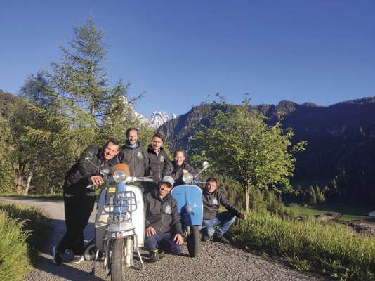 L cunsëi dl Vespa Club Gherdëina. Da m.c.: Simon Ploner, Tobias Dellago, Manuel Senoner, Julia Nocker, Diego Bagozza y dancà cufà ju l presidënt Manuel Profanter.

