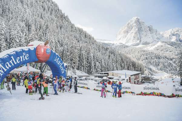 Gardenissima 2022, danter schi, cumpanìa y bel tëmp (foto: Dolomites Val Gardena).
