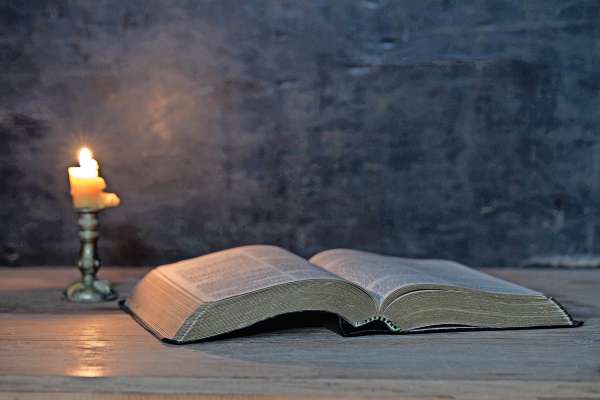 media/k2/galleries/19237/thumbs/scriptures-candles-wooden-table_web.jpg