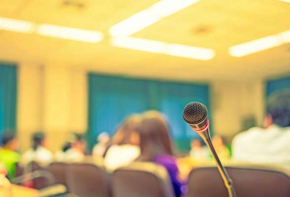 media/k2/galleries/19240/thumbs/microphone-with-background-people-out-focus_web.jpg