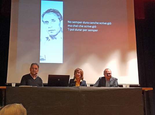 Fabio Chiocchetti, Anna Mazzel e Federico Zanoner endèna la prejentazion del liber.
