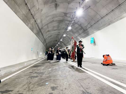 La Musiga da Onies defilëia y sona fora por le tunel nü. L’acustica te tunel é bëgn ma fata por auti y motors, y nia por stromënc a fle – él de chi che sá da dí! foto: Iaco Rigo
