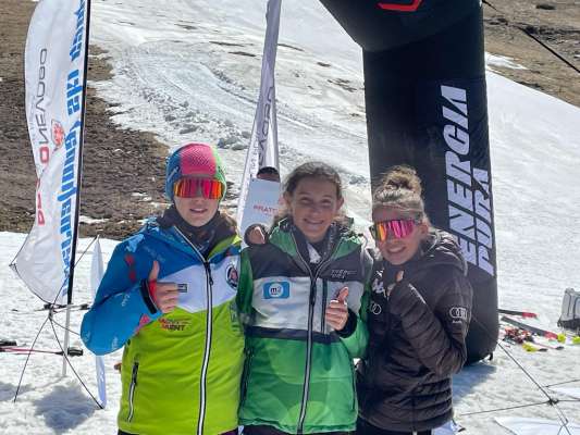 Les trëi atletes dl Südtirol che á tut pert ai »International Ski Days« a Prato Nevoso, (dmc) Francesca, Benedetta y Ginevra. 
