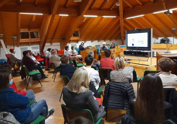 La scontrèda de prejentazion del projet »Curaensema« te Comun General de Fascia.
