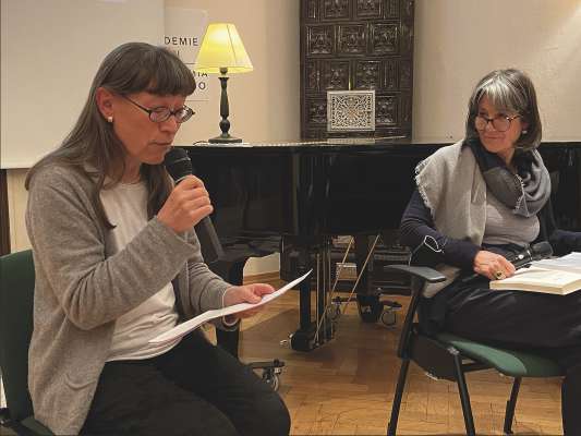 Rut Bernardi cun Ingrid Runggaldier che liej dant »L Nost« de Frida Piazza
