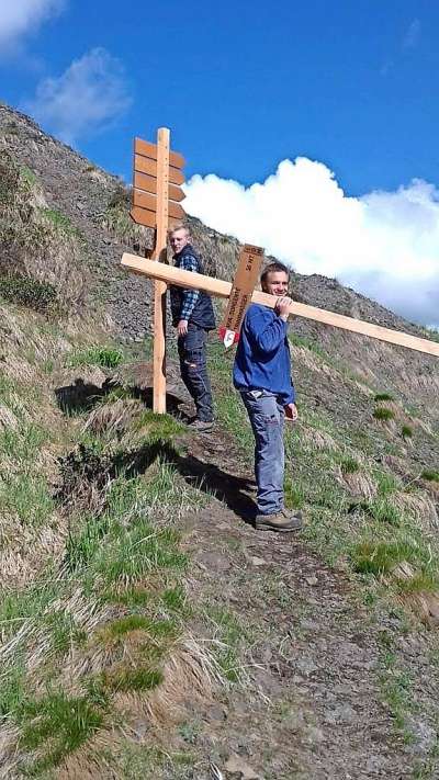 »Volontari empegnei a mëte ju tabele dei terioi. Adés la sezion del Cai da Fodom la tolarà ite ence el teritorio del Comun da Col.«
