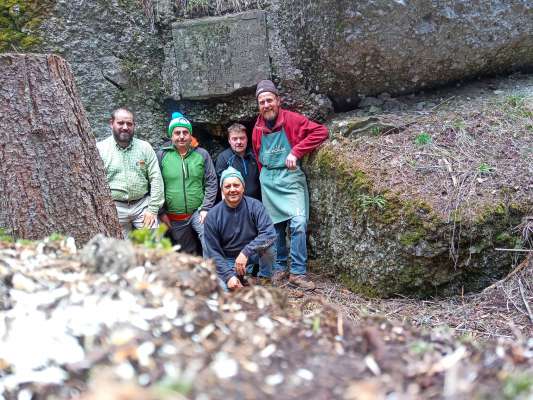 I volontari dei scizeri da Fodom davánt al ánder con soura l'iscrizion de la Pruma Viera.
