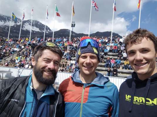 Da m.c. Filippo Beccari, Martin Stofner y Alex Oberbacher cuntënc de si bel resultat. pra la »Patrouille des Glaciers«.
