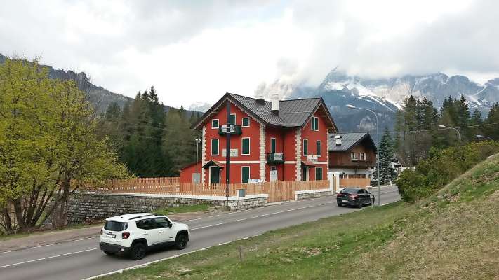 Ra ciaśa cantoniera de Anas su ra tirada de Agabona: i laore i é deboto fenide e ades pó śì inze ra Fondazion Dolomites Unesco e ra Smart Road Anas.
