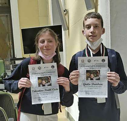 Giulio Dandrea de Osia e Valentina Pontil Ceste, doi de i studentes pi brae d'Italia, a studià ra steles.
