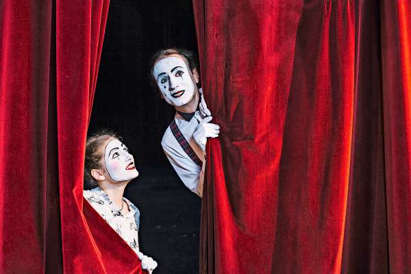 media/k2/galleries/19570/thumbs/smiling-female-mime-artist-looking-male-mime-artist-peeking-from-curtain_web.jpg