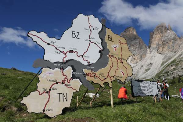 Retrat dl 2016 en gaujion dla gran radunanza dla jent ladina sul Jouf de Sela. La Ladinia despartida sun trei provinzies y does regions. foto: Freddy Planinschek
