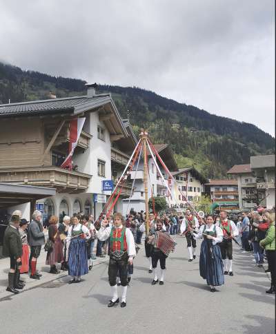 La Grupa Bal Populer de Sëlva y Santa Cristina pra la defileda tl Zillertal.
