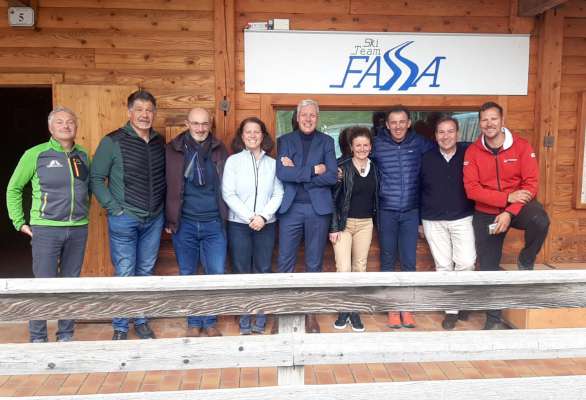 L nef diretif del Ski Team Fascia dedant a sia senta.
