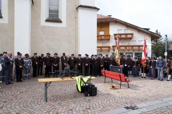 Tratan la benedisciun sön plaza de dlijia a La Val. (Foto: Ludwig Sottara)
