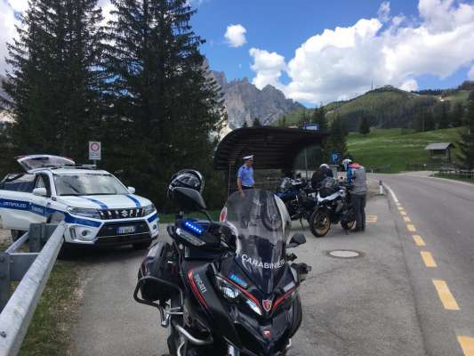 En domënia á i Carabinieri y la polizia dl comun da Corvara fat deplü controi sön i jus de Frara y Ciaulunch. (foto: Comane provinzial di Carabinieri da Balsan) 
