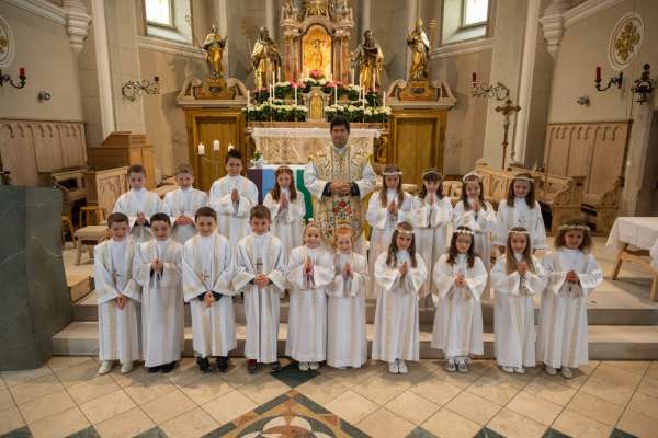 I mituns y les mitans che á ciafé le sacramënt dla Pröma Santa Comuniun a La Val ai 8 de ma. 
