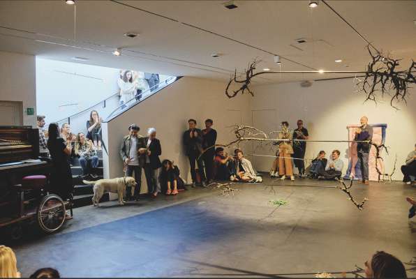 Ntan la giaurida dla mostra tl Tublà da Nives te Sëlva (foto: Niklas Blum).
