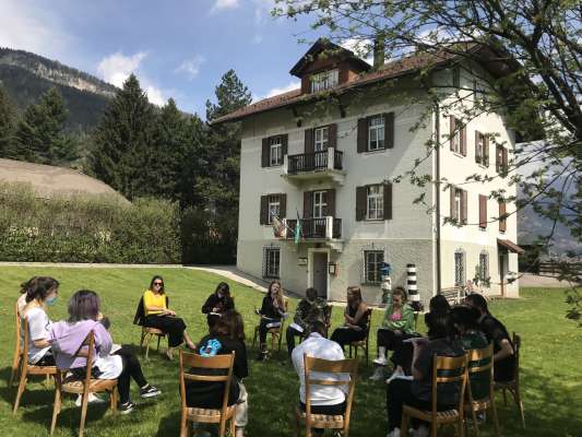 I studenc endèna la prejentazion dedant a la senta de l'Union di Ladins a Sèn Jan.
