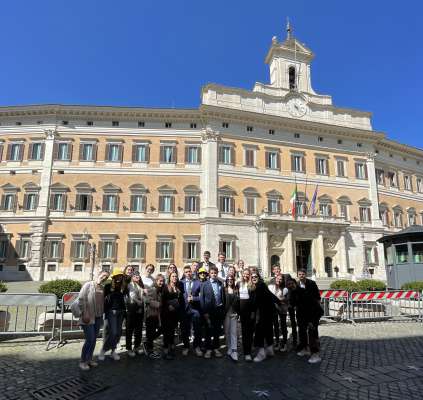 I studenc dedant a Montecitorio, senta istituzionèla del Parlament,  .
