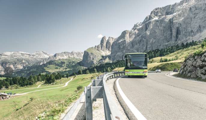Por jí dl vers de n turism plü sostenibl vëgnel metü da jí iniziatives por smendrí le trafich sön strada y sburlé dl vers de na mobilité alternativa. (foto: IDM/Manuel Kottersteger) 
