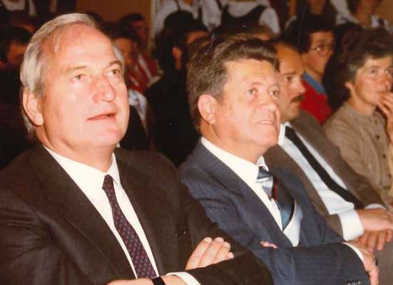 Roland Riz con l’ombolt de Badia Hermann Pescollderungg se scuta sö i referac sön le lingaz, la cultura y la politica ladina, da en "De cultural ladin" a La Ila, organisé dala Uniun di Ladins.
