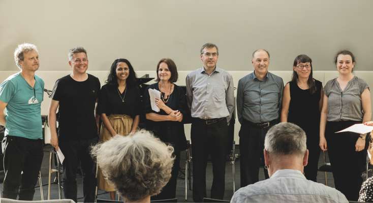 Da m.c.: Leo Tuor, Claudio Spescha, Gianna Olinda Cadonau, Alma Vallazza, Mateo Taibon, Roland Verra, Rut Bernardi y Verena Zankl (foto: Daniel Eichbichler).
