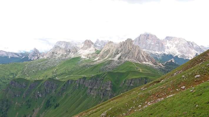 El śuogo de Jou, un de i pi biei de ra Dolomites, agnó che i vorarae pasà con outre inpiante e pistes da schie.
