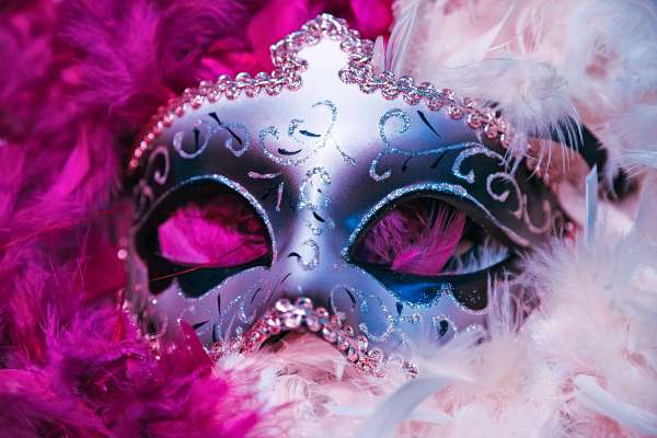 media/k2/galleries/19802/thumbs/close-up-carnival-venetian-mask-soft-feathers_web.jpg