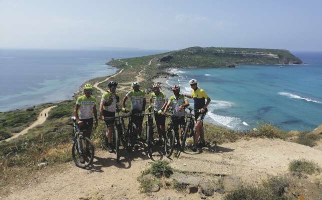 La grupa e cumpanies dala roda »1A­GibGas« tla Sardegna.
