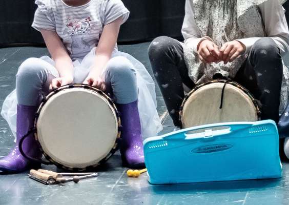 Tratan l'ann á i mituns y les mitans dla scolina da La Ila imparé da soné y da cianté y sön paladina ái porté dant n bel musical sön i tiers dl bosch. 
