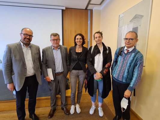 I raprejentanc tel Consei de la sanità de Fascia e Fiem: da m.c. Giuseppe Detomas, Giovanni Zanon, Stefania Segnana, Stefania Aloisi e Pier Paolo Benetollo.
