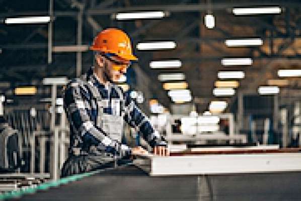 media/k2/galleries/19894/thumbs/male-worker-factory_web.jpg