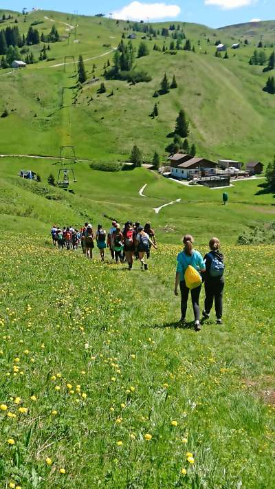 I tosac de le scole mesane de Brenta entánt la caminada dal Jou de Chierz decontrae l Jou de Anzisa metuda a jì dal Cai da Fodom – Lia da Mont Fodom – Col.
