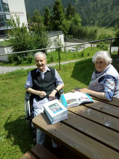 Un di leturs interessá é ince le maester Albert Daverda (chiló adöm a süa fomena Resi). Le maester Daverda á por n gröm de agn alalungia porté fora la cronica sura döta la Val Badia y á porchël n lian particolar cun chësta publicaziun.
