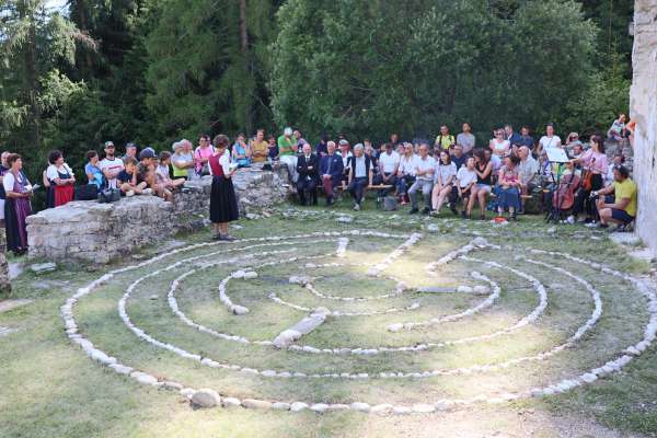 La Val á inaudé le labirint de meditaziun