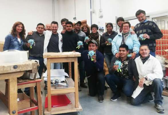 L grop da la Bolivia coi compagnadores e i ensegnac tel Liceo artistich de Fascia.
