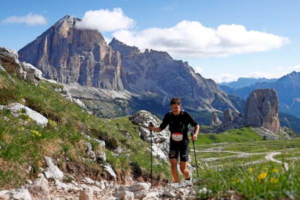 Cuatro dis de Lavaredo Ultratrail, a menà pi de zinchemile parsones su ra Dolomites de Anpezo.
