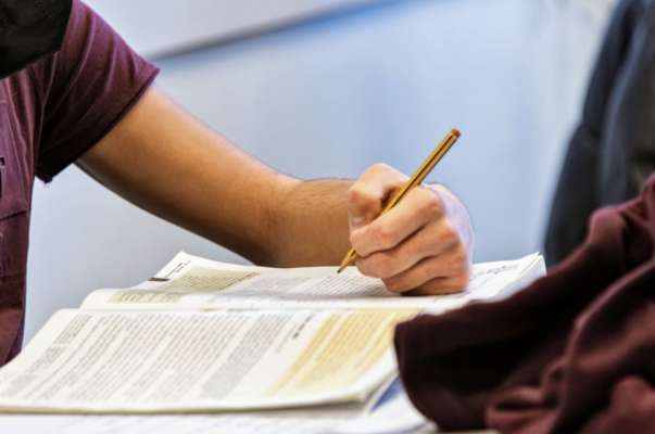 Cun dantier (4 de lugio) à duc i studënc y duta la studëntes dla scoles autes dla valedes ladines tl Südtirol stlut ju l ejam de maduranza. Cater ie passei cun 100. (foto: asp/Daldos)
