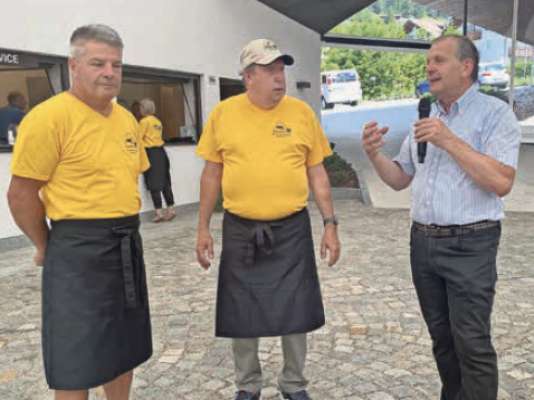 Franz Otto Senoner, Oswin Senoner y l ambolt Roland Demetz ntan la premiazion dla marcia de Gherdëina.
