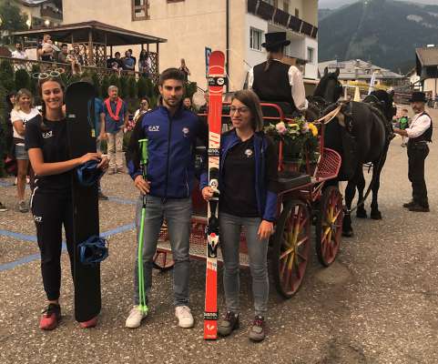 L londò à menà te piaz Massar a Vich Caterina Carpano e Chiara Mazzel con sie compagnador Fabrizio Casal.
