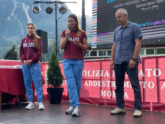Nadia Delago te mez apede a Igor Cigolla a la inaugurazion del Euregio Sport Camp. (foto: ofize stampa PAT) 

