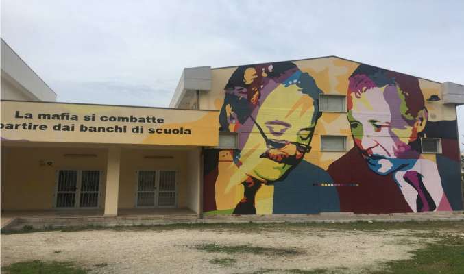 L dessegn su la scola Don Antonio Spalatro de Vieste.
