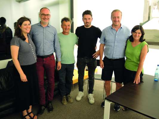 Da m.c.: la diretëura dla Galaria Doris Ghetta Elonora Castagna, l ambolt de Urtijëi Tobia Moroder, i artisć Gregor Prugger, Fabrizio Biz Senoner y Peter Demez y la galarista Doris Ghetta. L mancia sun la fotografia l artist Gerald Moroder.
