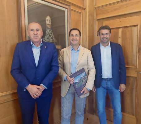 Mario Tonina presidente de Fondazion Dolomites Unesco e vize presidente de ra Provinzia de Trento; Gianluca Lorenzi Chenopo capocomun de Anpezo; Roberto Padrin presidente de ra Provinzia de Belun
