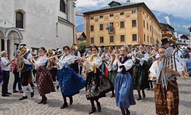 Ra Banda de Anpezo in piaza, de agosto del 2019: dapò r’à abù da padì, doi ane zenza ra so festa, che podaron vive danoo sto an.
