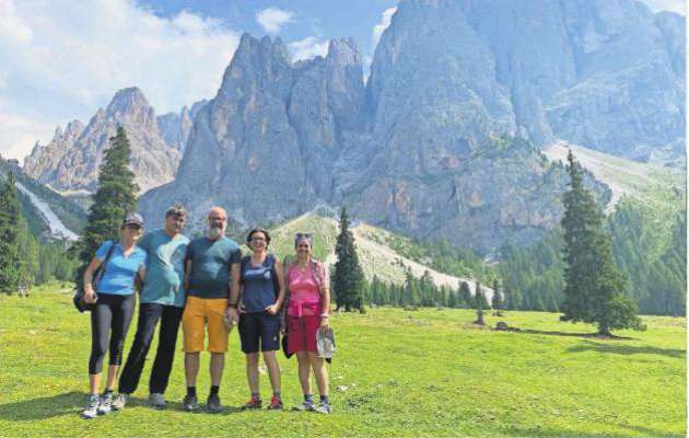 Ti Plans de Cunfin, da m.c.: Valentine Kostner dla grupa Nosc Cunfin, Engelbert Mauroner presidënt dla Lia per Natura y Usanzes, Florian Trojer a cë dl Heimatpflegeverband, Madeleine Rohrer a cë dla Federazion Scunanza Natura y Ambient (Dachverband für Natur- und Umweltschutz), Heidi Stuffer presidënta dla grupa Nosc Cunfin (foto: Federazion Scunanza Natura y Ambient).
