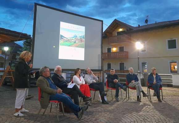 N moment de la prejentazion del liber te Piaz de Comun de Sèn Jan a Poza.
