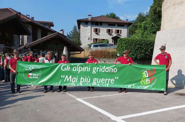 I Alpins da Poza a la defilèda en recort del 100° cedean de fondazion de l’ANA de Trent. 
