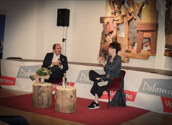 Alberto Faustini, diretëur dla zaites l’Adige y Alto Adige, cun Veronica Pivetti, te Cësa de Chemun a Urtijëi (foto: Dolomites Val Gardena/Samuel Bergmeister).
